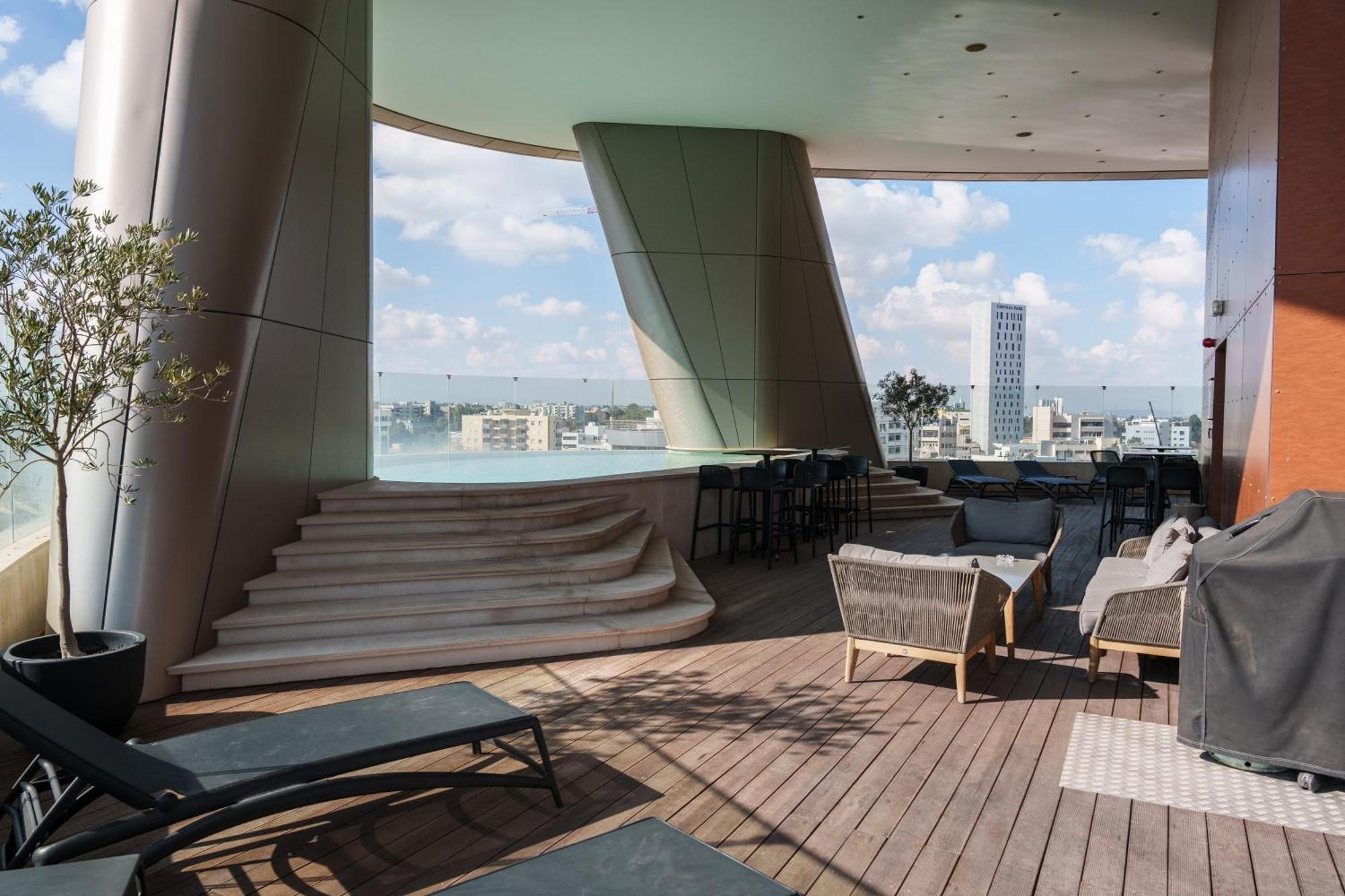 Center 2br Flat, 26th Floor View, Pool & Gym *