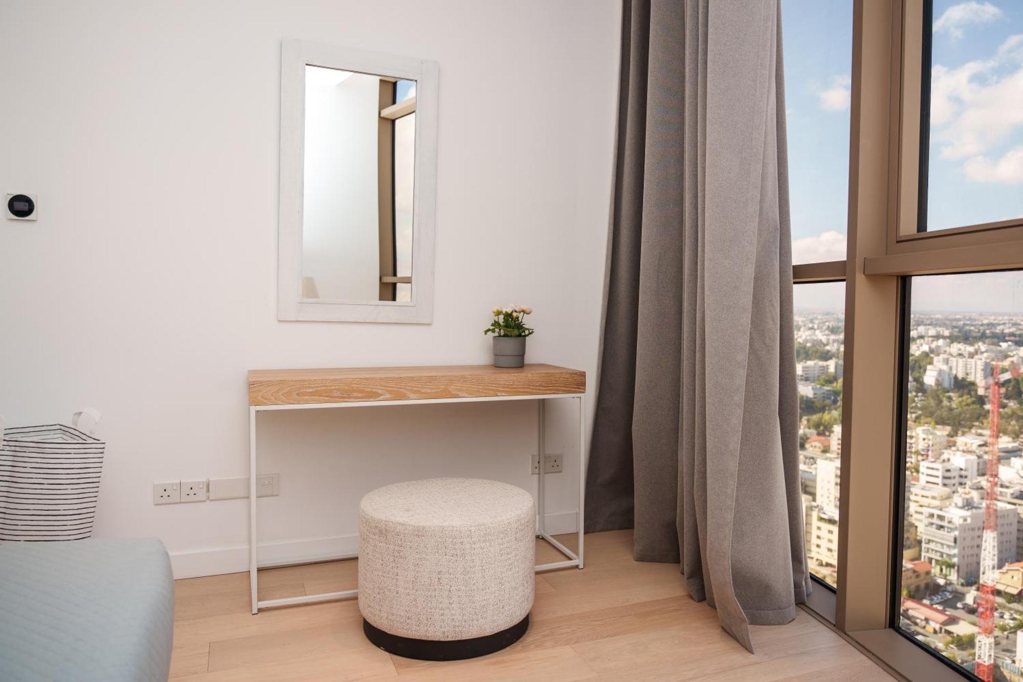 Center 2br Flat, 26th Floor View, Pool & Gym Nicosia