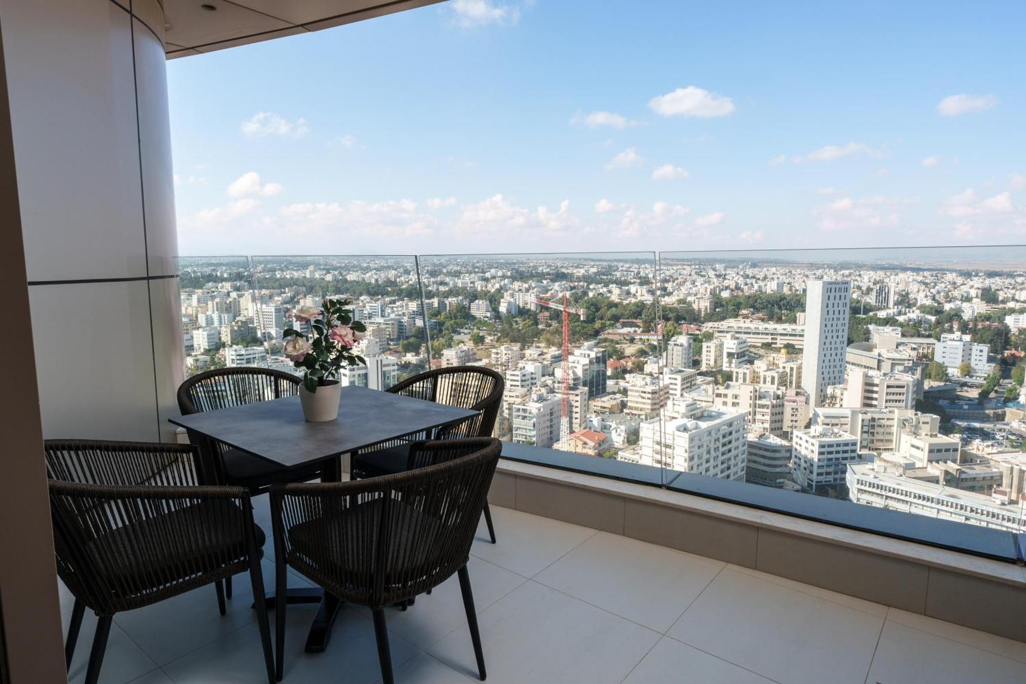 Center 2br Flat, 26th Floor View, Pool & Gym *