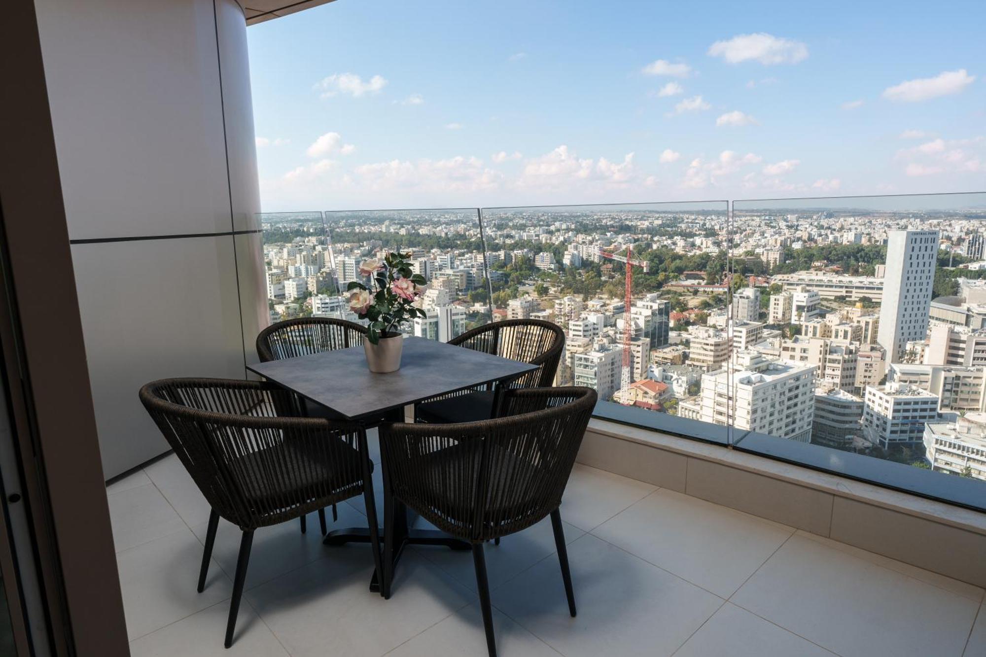 Center 2br Flat, 26th Floor View, Pool & Gym Apartment *