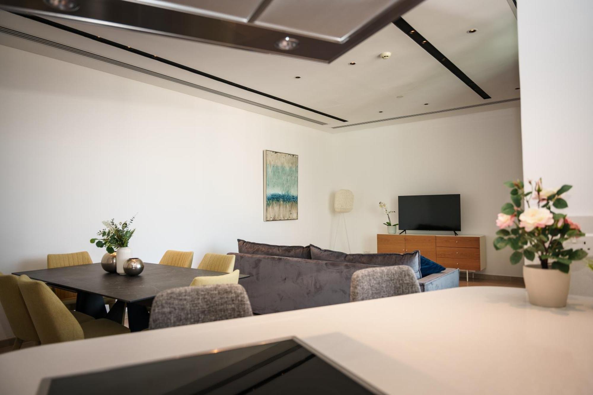 Center 2br Flat, 26th Floor View, Pool & Gym *
