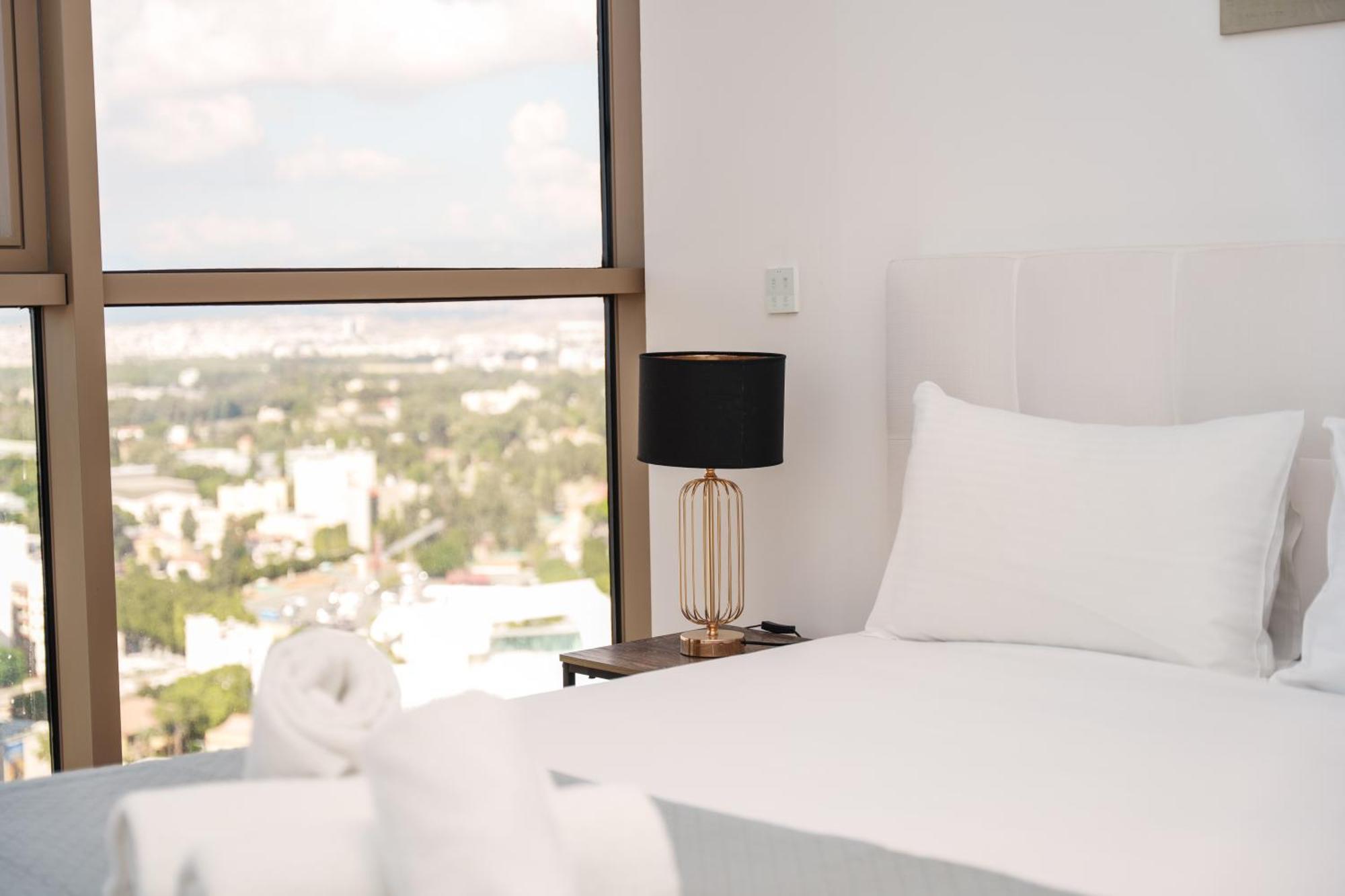Center 2br Flat, 26th Floor View, Pool & Gym Apartment *
